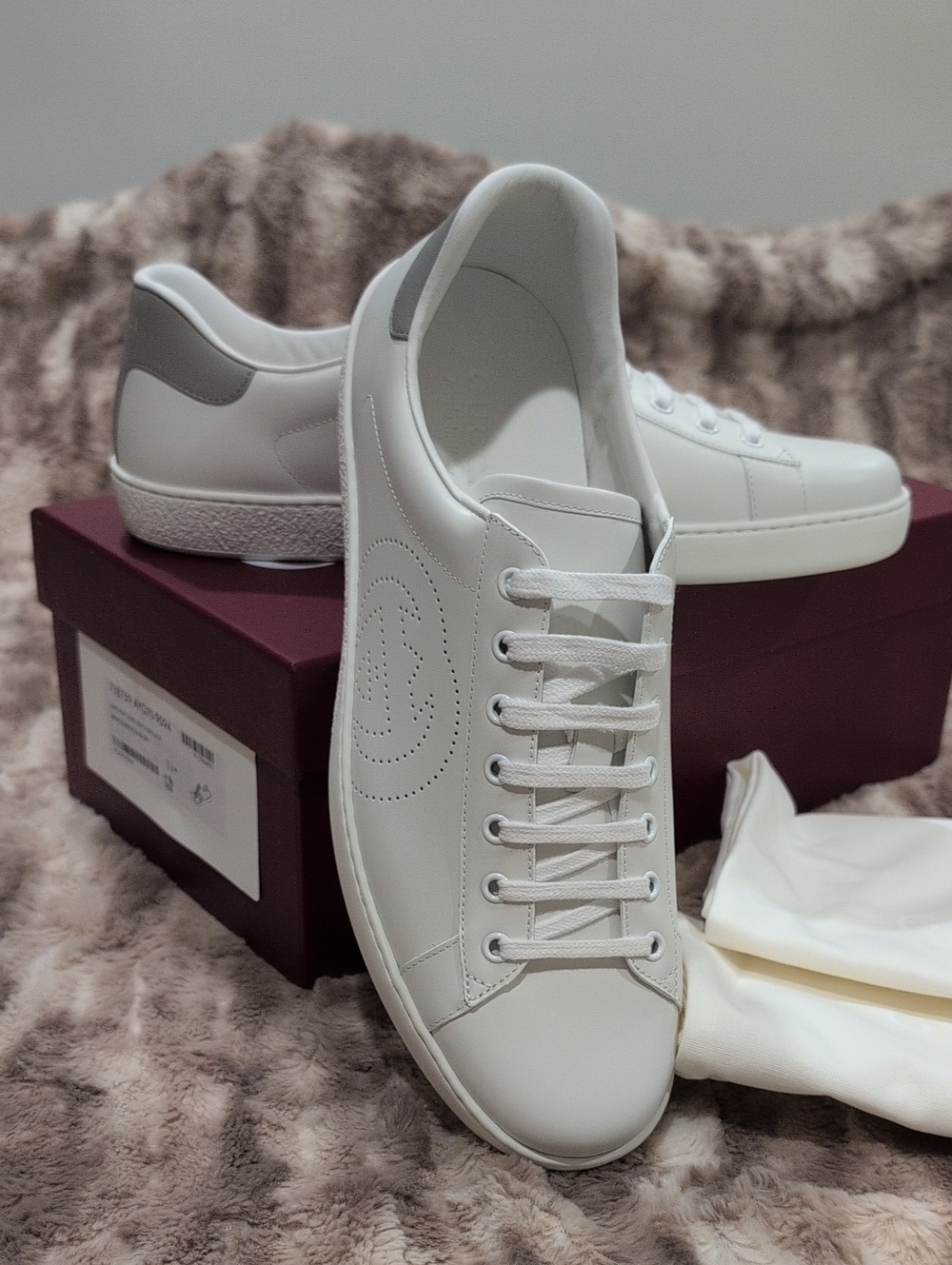 Gucci White Leather Low-Top Sneakers with Gray Heel Tab